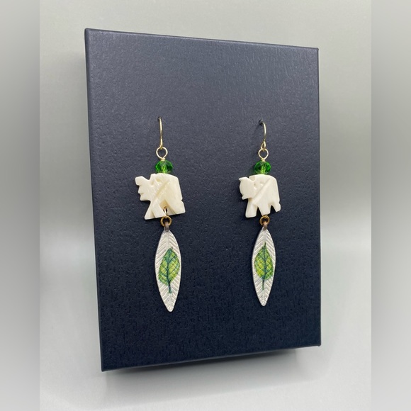 🌟2/$20 🍃🐘Elephant Leaf Drop Earrings - Picture 2 of 4